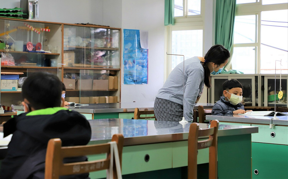 學校持續協助孩子到校基本照顧，讓家長安心。 圖：新北市教育局 / 提供（資料照）