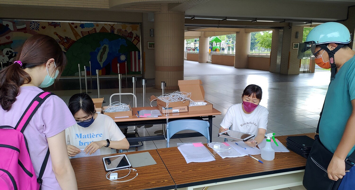 學校將學習載具借用給需要的家庭。 圖：新北市教育局提供