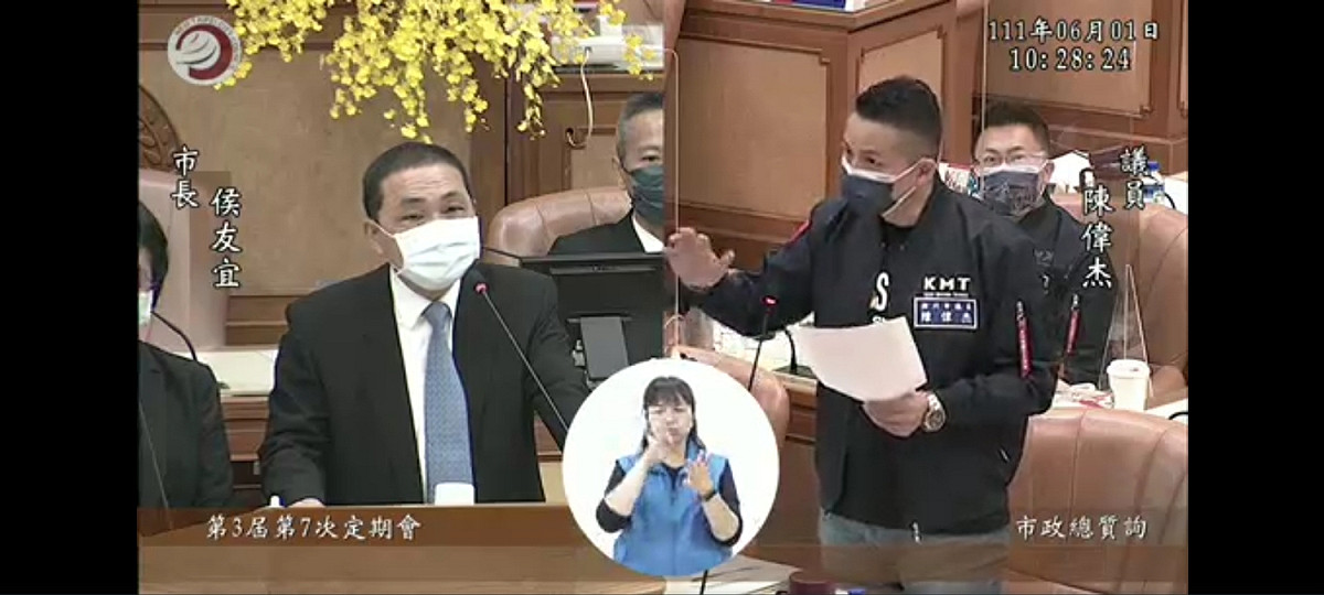 新北市議員陳偉杰今(1)日在議會總質詢時為侯友宜抱屈，強調侯友宜在5月1日就向中央建議快篩陽視同確診，結果中央態度「不見棺材不掉淚」，拖了25天才執行。 圖：陳偉杰辦公室提供