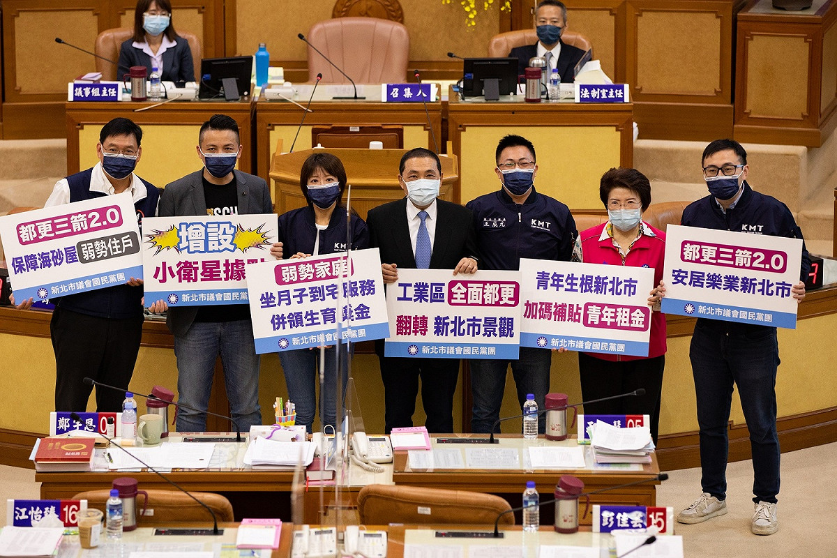 國民黨新北市議會黨團廖先翔、江怡臻、王威元、陳偉杰、林國春今(1)日針對疫情亂象進行質詢，為地方替中央背黑鍋的現象抱不平。 圖：新北市議會國民黨團提供