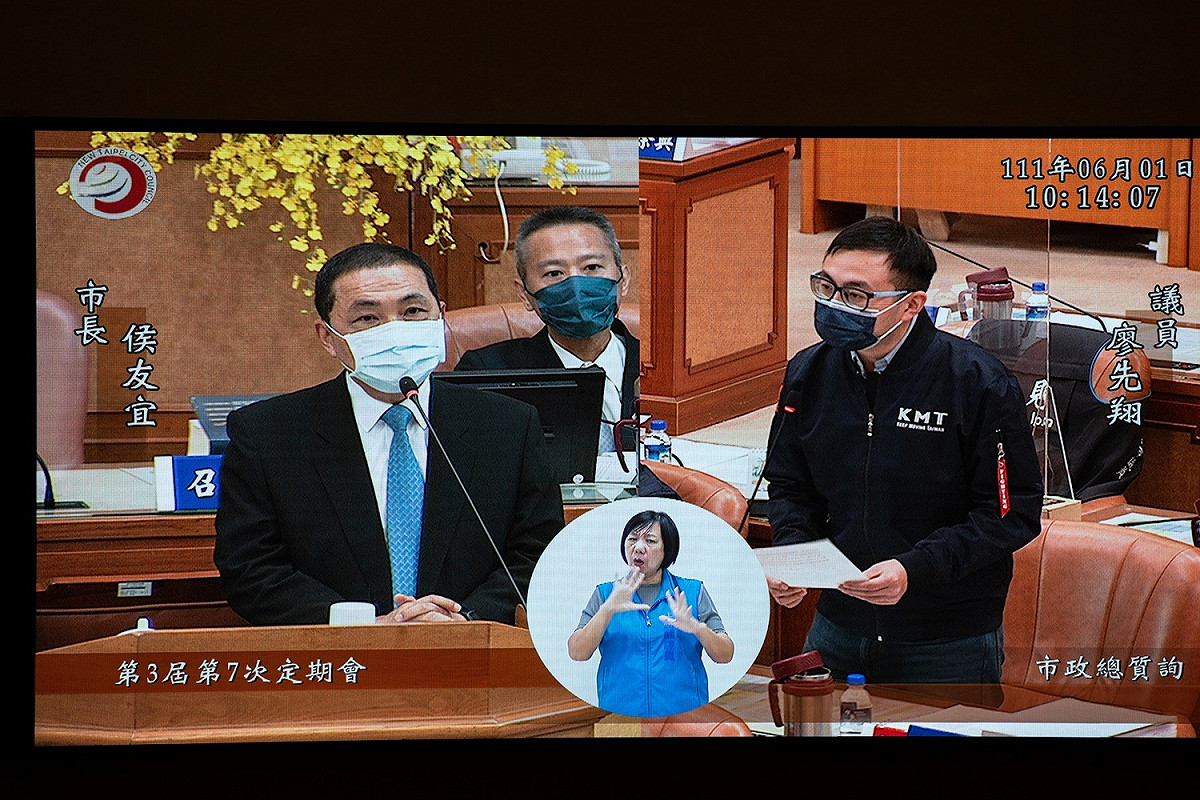 新北市長侯友宜表示，5/1日就建議中央施行「快篩陽性等同確診」，但都被中央以會有偽陽性和人權的問題回絕。 圖：新北市議會國民黨團提供