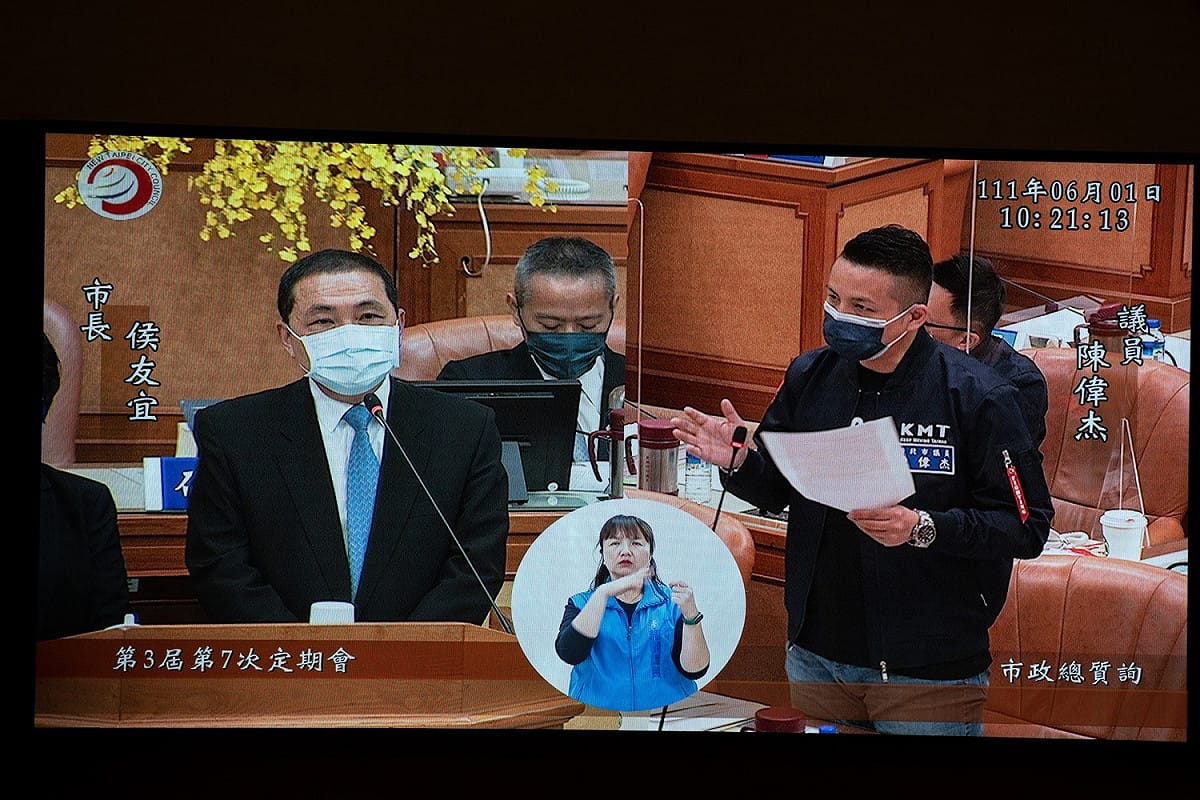 陳偉杰指出，市府應該積極擴充提供課後照顧服務的小衛星據點，讓疫情期間受到影響的孩童可以獲得更多的協助，擴大社會安全網的範圍。 圖：新北市議會國民黨團提供
