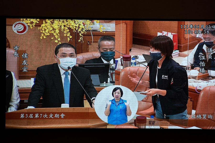 王威元和江怡臻也指出，新北市的青年租金補貼過低，目前新北僅提供3000元的補助，但是這完全不夠，民眾因此只會申請中央的補助而非新北，地方政府應該要更積極加碼。 圖：新北市議會國民黨團提供
