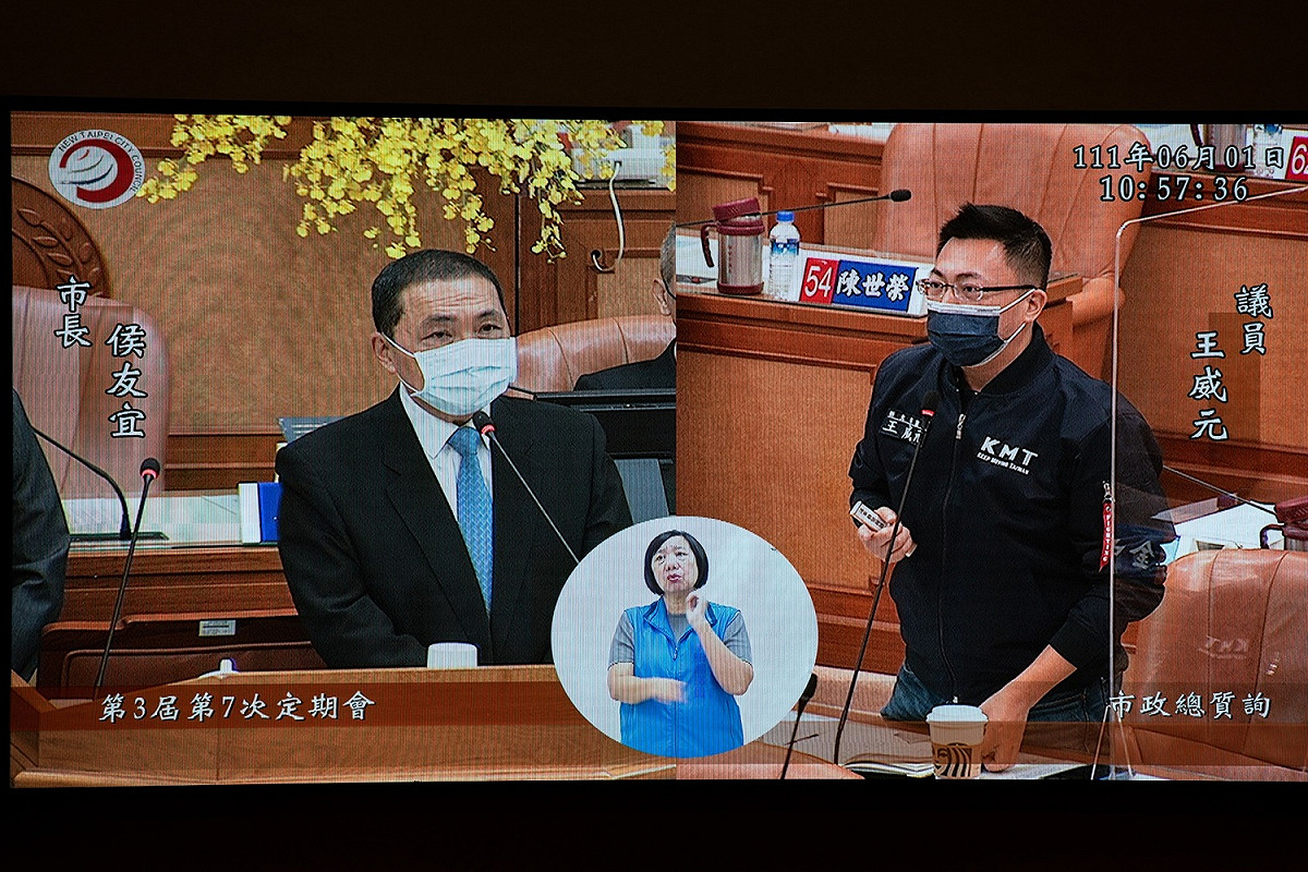 王威元表示，目前改建的獎勵太少，民眾都不想要申報，原因是不僅分的坪數少，甚至民眾還要貼錢重建，這樣自然會讓推行改建窒礙難行。 圖：新北市議會國民黨團提供
