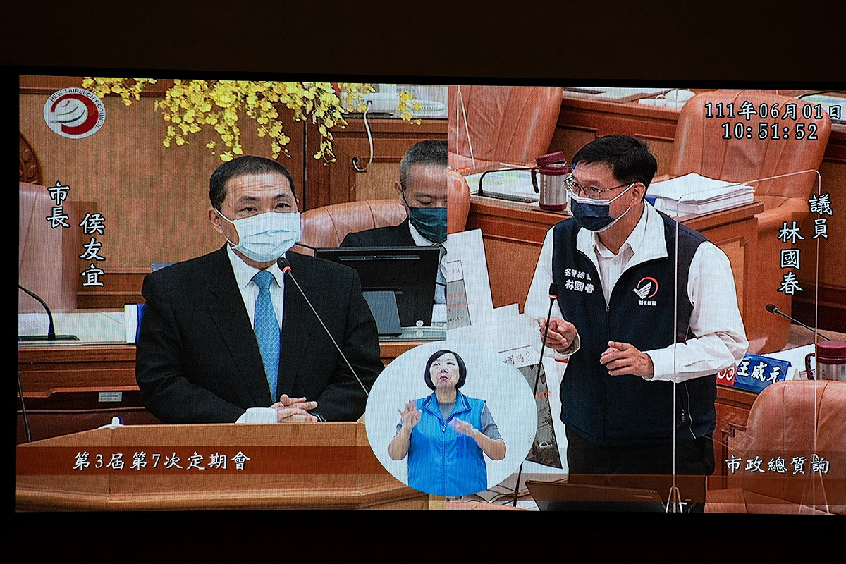侯友宜表示，即使海砂屋的推行相當困難，但是必須用更快速有效的方式解決民眾的困難，除了持續跟中央爭取提高獎勵以外，也會適當修正百分之百同意的思維，讓改建更順利推動。 圖：新北市議會國民黨團提供