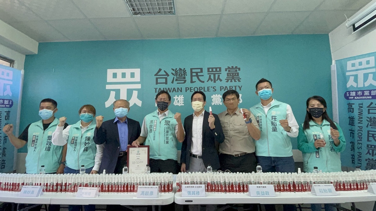 台灣民眾黨高雄市黨部募集企業資源支持防疫人員。 圖：民眾黨高雄市黨部提供