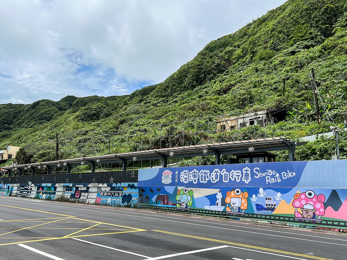 深澳鐵道自行車八斗子站牆面彩繪6月份迎接遊客。