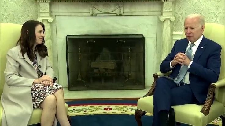 美國總統拜登( Joe Biden ) 31 日在白宮會見紐西蘭總理阿德恩（Jacinda Ardern）。 圖 : 翻攝自環球網