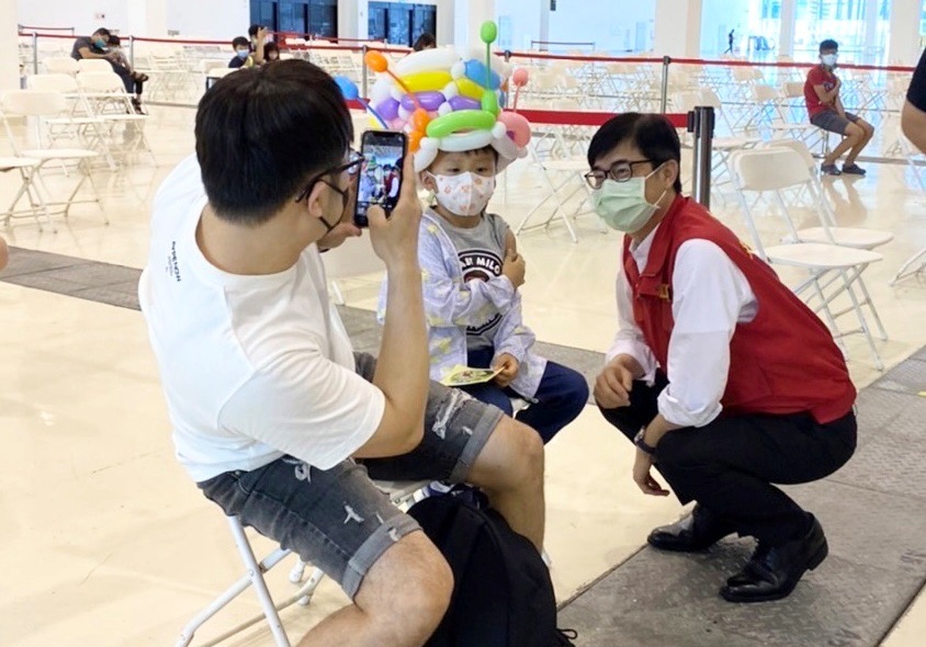 陳其邁(右)親切與小朋友合照。 圖：高雄市政府提供