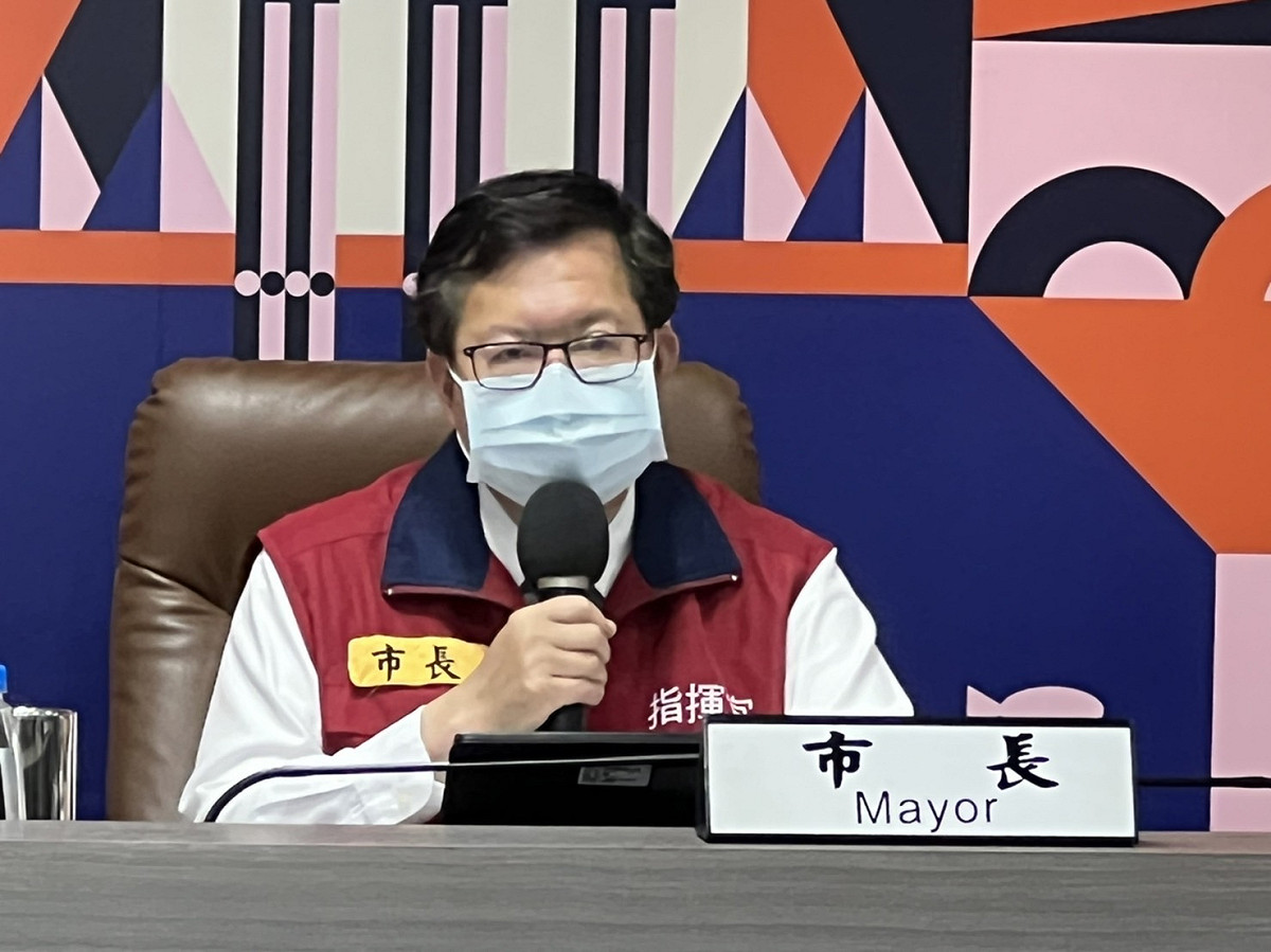 鄭文燦宣布桃園市高中以下學校延長遠距教學至6/10。 圖：桃園市政府／提供
