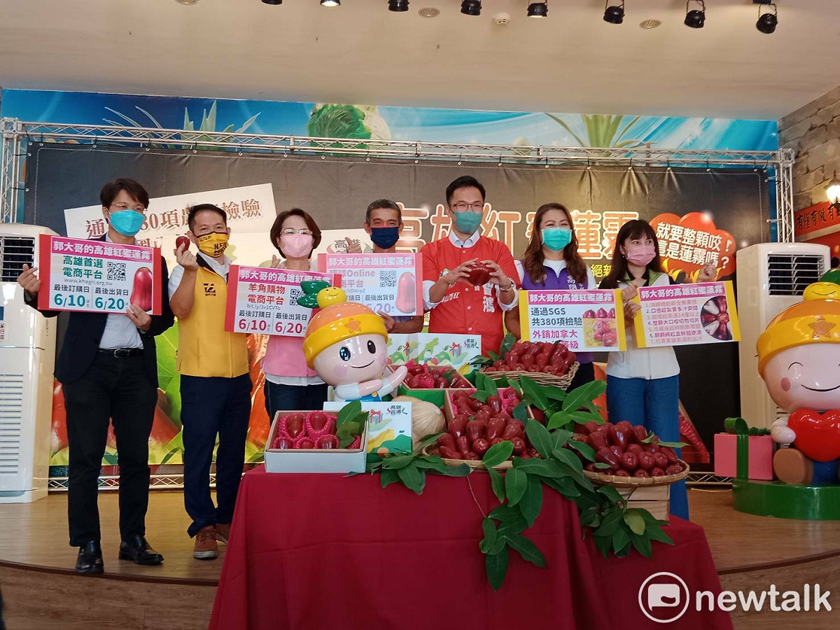 5位高市議員力挺郭大哥的「高雄紅蜜蓮霧」。 圖：孫家銘攝
