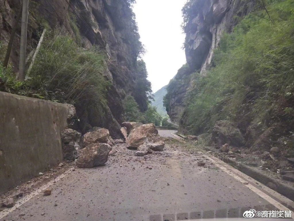 中國大陸四川省雅安市連續2起強震，發生較大規模地震的蘆山縣還沒有具體傷亡數字回報，但網民PO出巨大土石崩落阻斷峽谷道路照片。 圖：翻攝聽堂FM微博