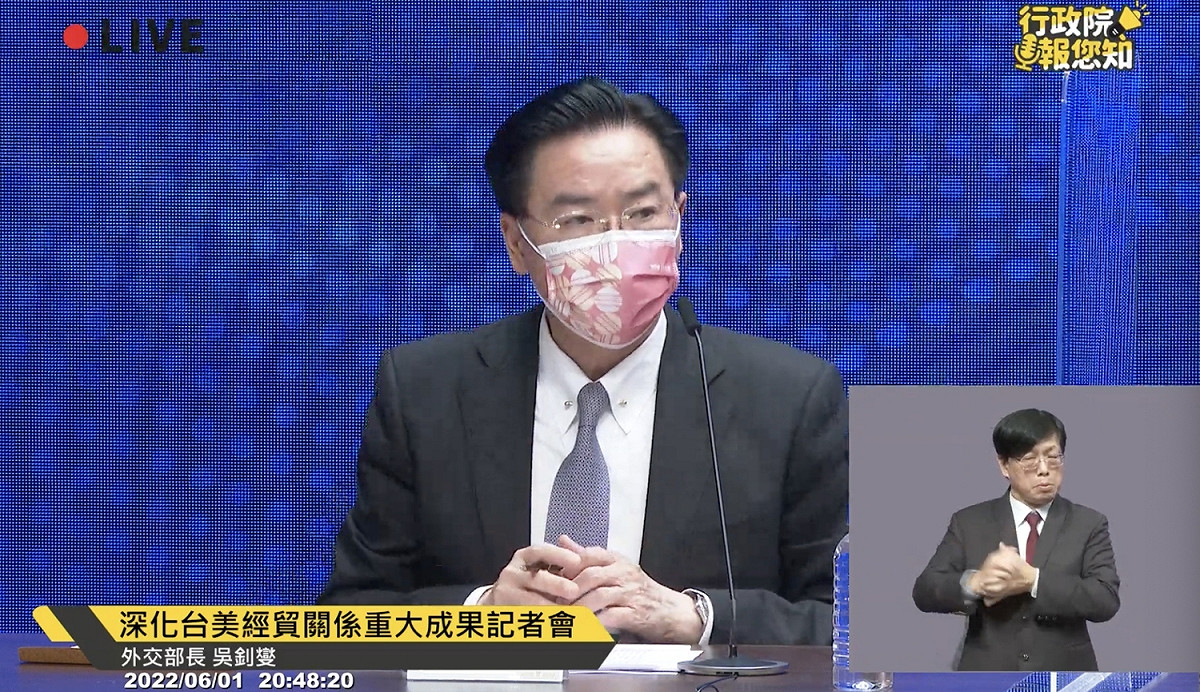 外交部長吳釗燮宣布深化台美經貿對話重大成果。 圖：擷自YT「行政院開麥啦」