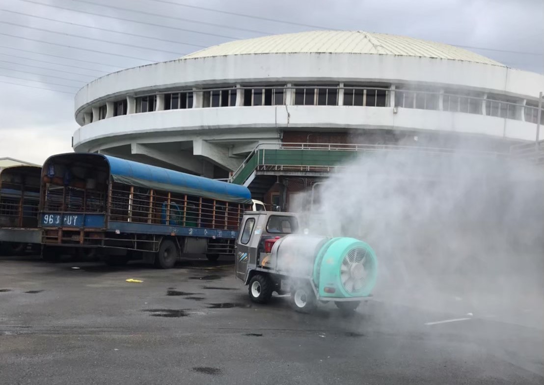 肉品市場內自走式消毒車。 圖：新北市動保處提供
