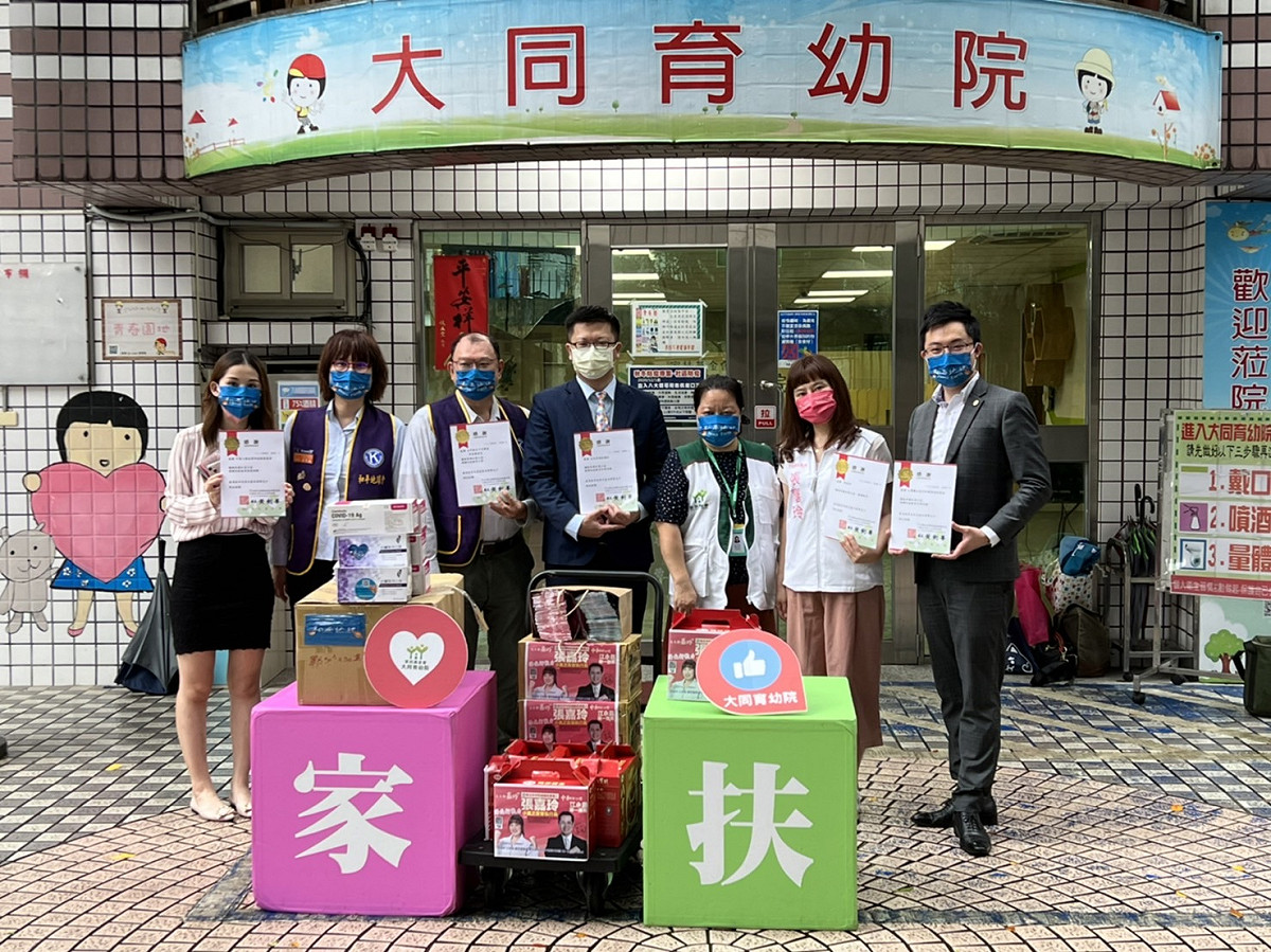 民進黨新北市議員參選人張嘉玲(右二)昨天與社會各官學界代表一起前往大同育幼院，捐贈快篩試劑、醫療口罩及食品，給社會溫暖。 圖：張嘉玲競選辦公提供