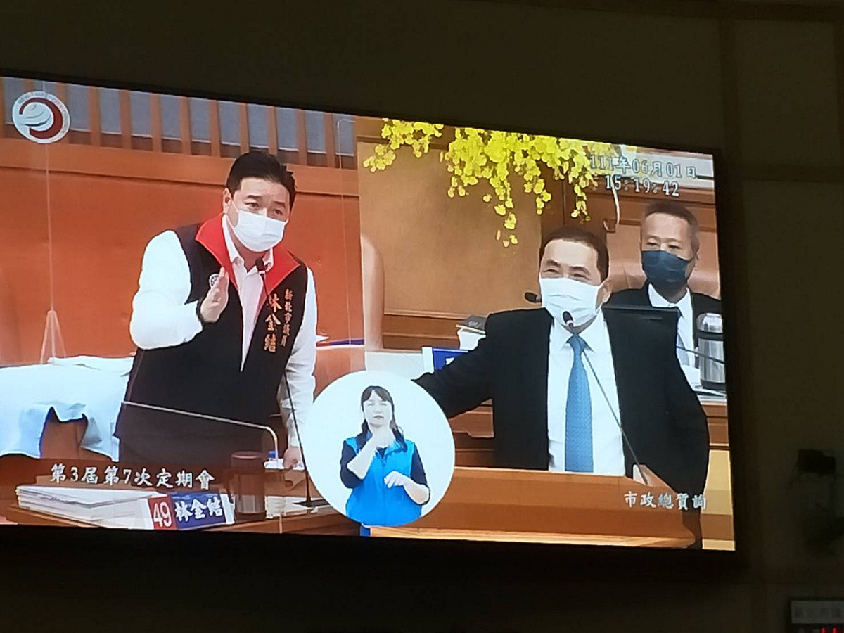 林金結今天在市議會質詢侯友宜。 圖：林金結服務處提供