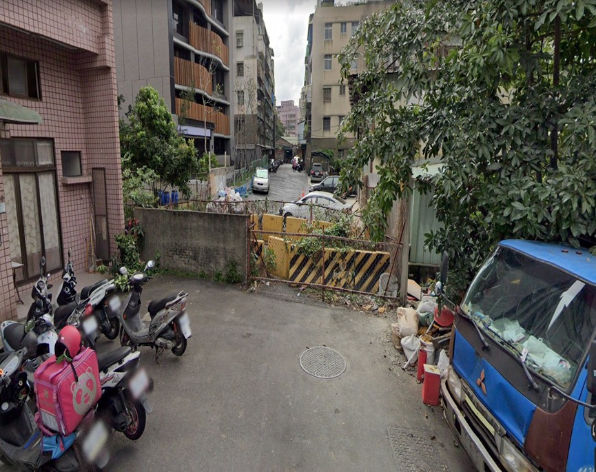 土城頂福里中洲路3巷接溪頭路20巷2弄被一塊55.24平方公尺的閒置土地相阻隔無法通行，鄰近住戶只能踩著簡易薄木板通行，險象環生。 圖：林金結服務處提供