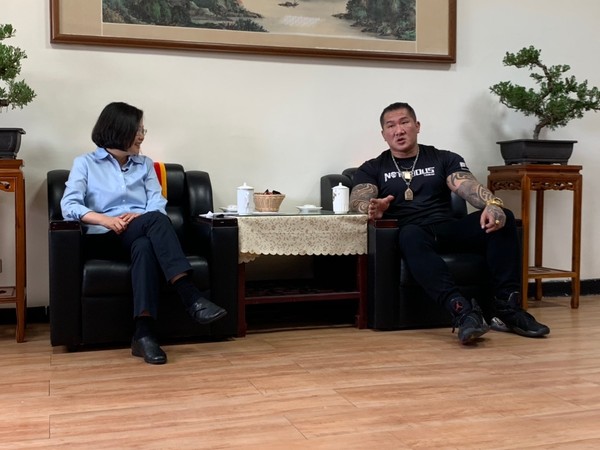 館長表示，蔡英文曾告訴他「館長只要我們做得不好，該罵就罵」。 圖：翻攝館長臉書