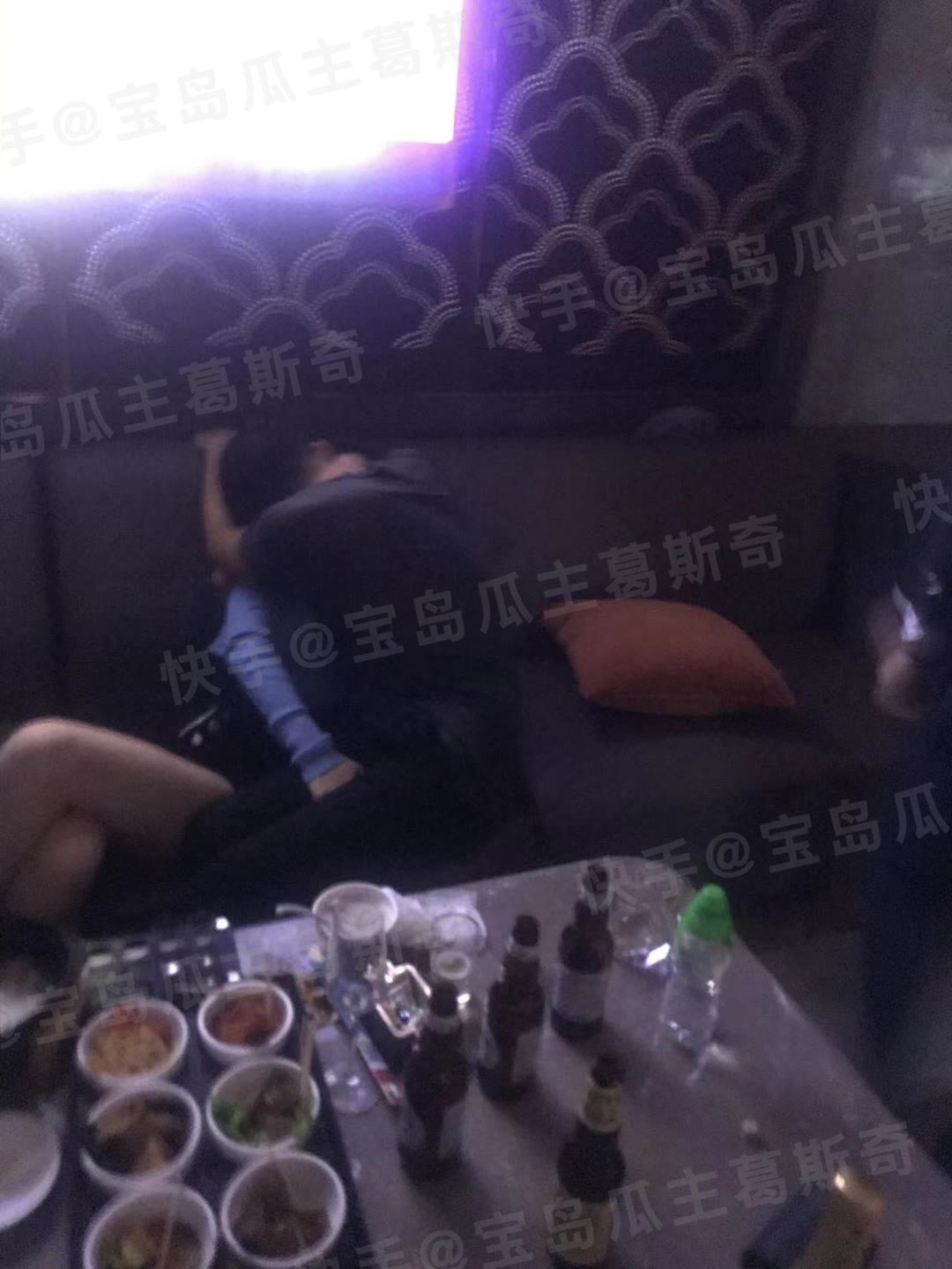 汪小菲在KTV摟妹擁吻。 圖：翻攝自快手直播/葛斯齊