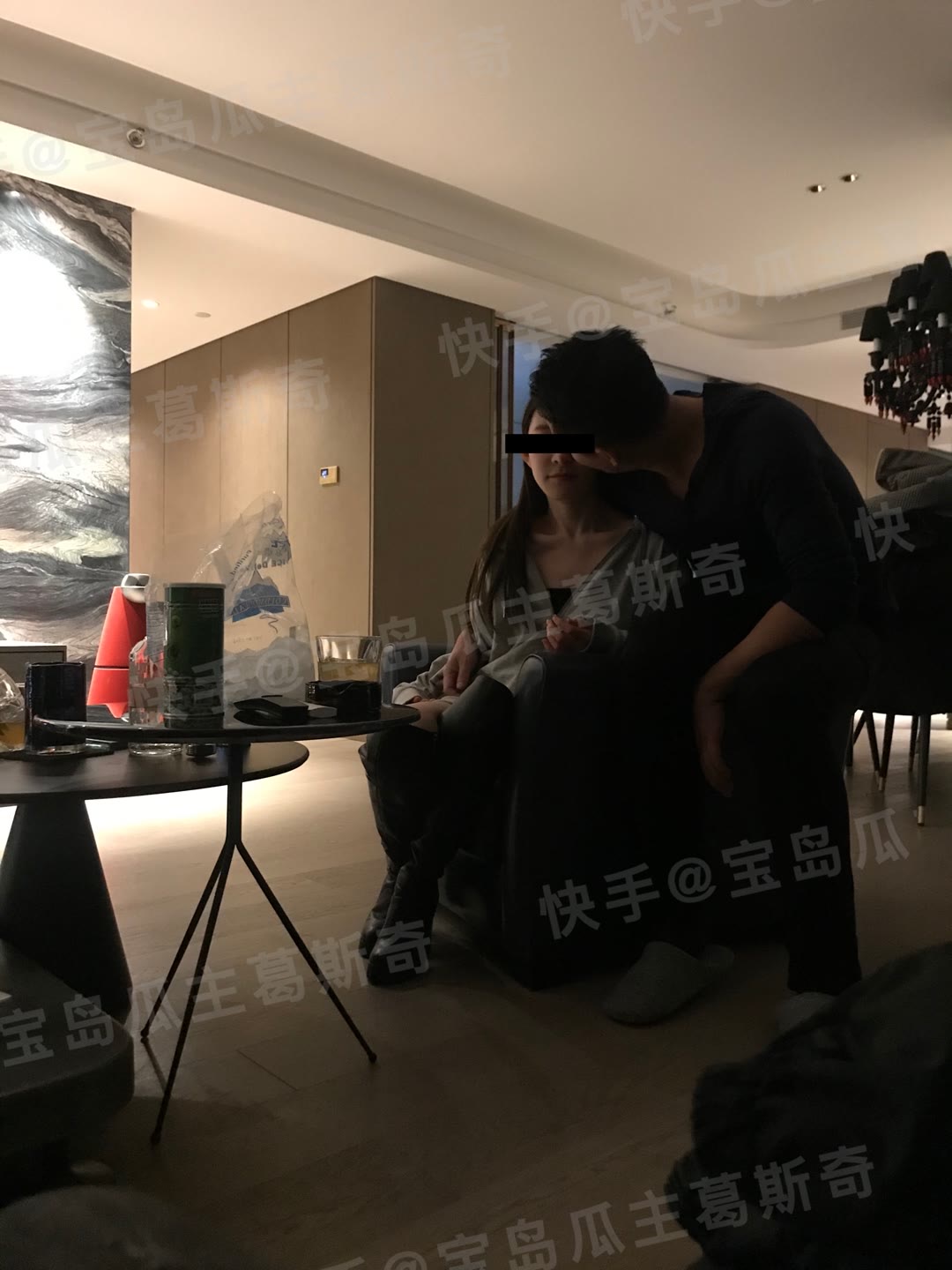 汪小菲躺在年輕女子身上。 圖：翻攝自快手直播/葛斯齊