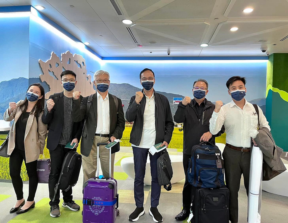 國民黨主席朱立倫（右三）率團出發訪美，希望修補與美國關係。 圖：翻攝自朱立倫臉書