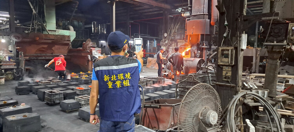 因發現焚燒異味，重案組查獲違章工廠，正在進行鑄造作業。