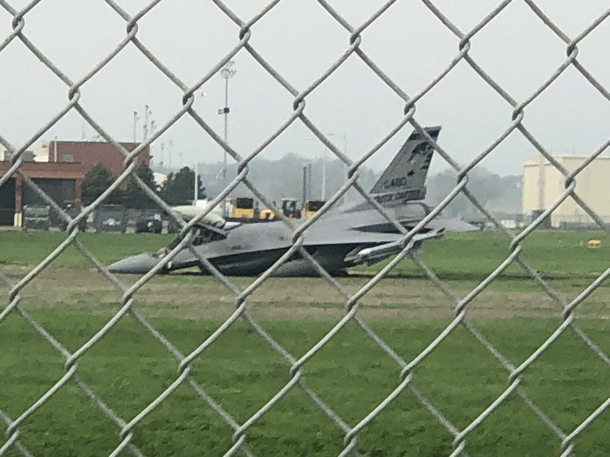 一架美國空軍國民兵F-16C於降落時衝出跑道，導致機鼻插入土中。 圖：取自@Argus911 推特
