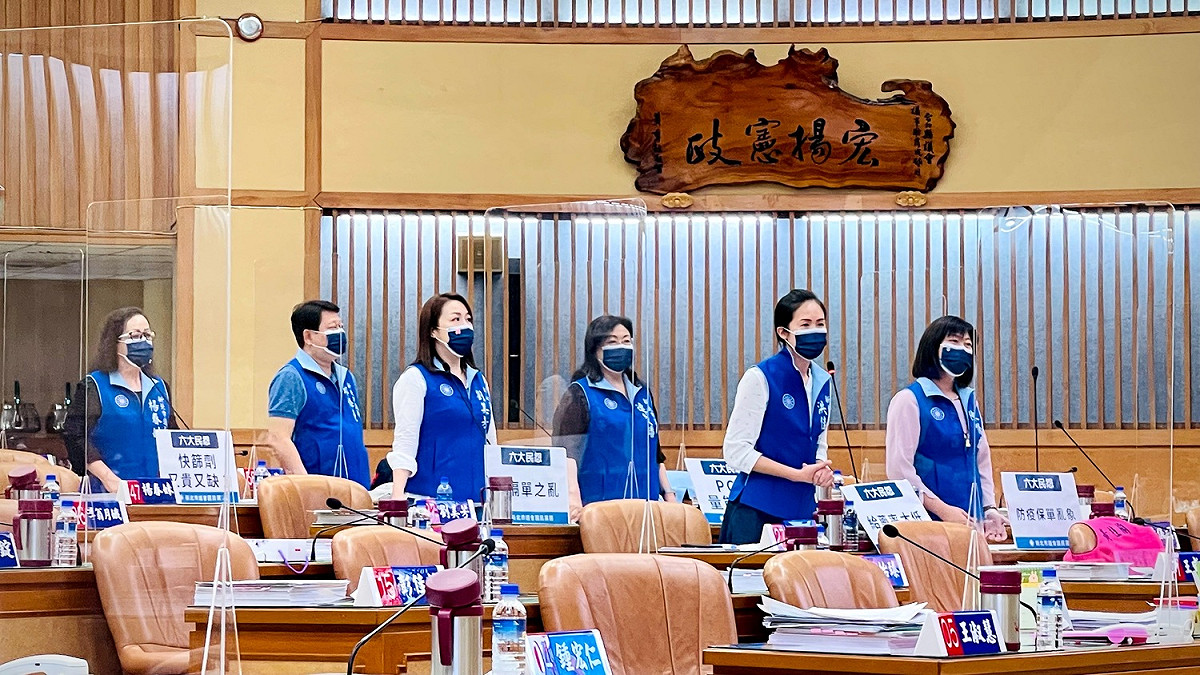 新北市議會國民黨團議員劉美芳、楊春妹、洪佳君、陳儀君、連斐璠、邱烽堯於今(2)日議會總質詢中，針對近期中央諸多防疫措施失當，及各議員接收到的各種民眾陳情，列出「六大民怨」 圖：新北市議會國民黨團提供