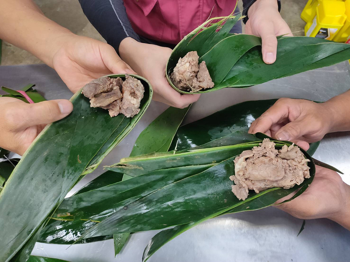 現做粽葉飄香鮮食肉粽。 圖：新北市動保處提供