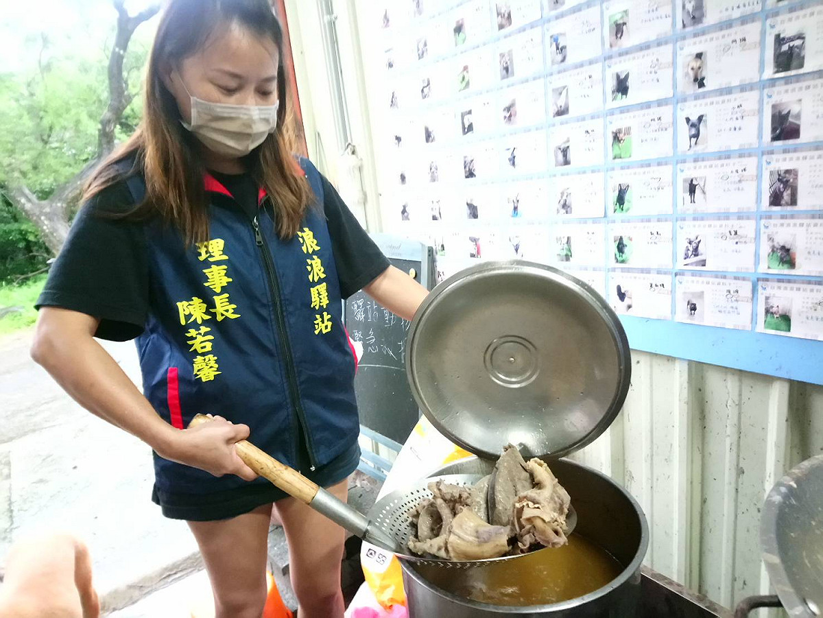 理事長陳若馨忙碌地製作鮮食料理。 圖：新北市動保處提供