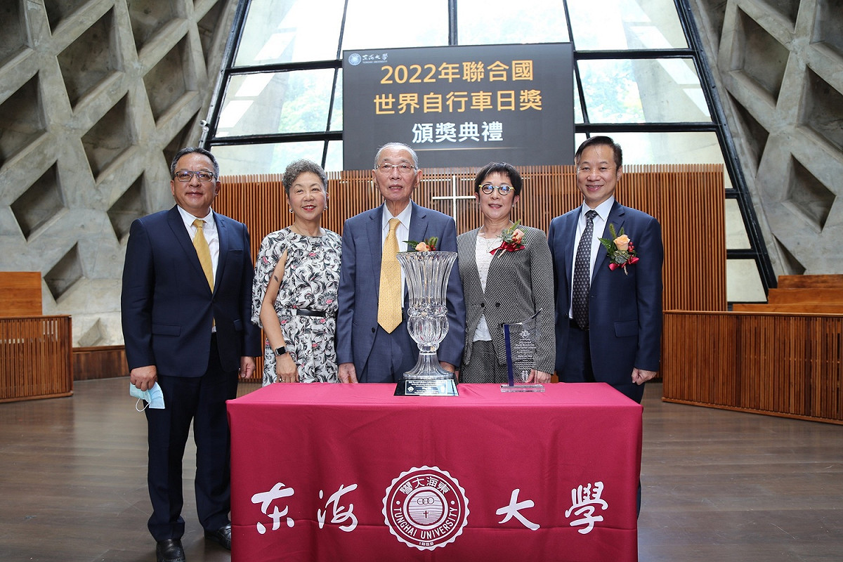 右起東海大學校長張國恩、自行車新文化基金會董事長劉麗珠劉麗珠、巨大集團創辦人劉金標、董事長杜綉珍、執行長劉湧昌。 圖：東海大學/提供