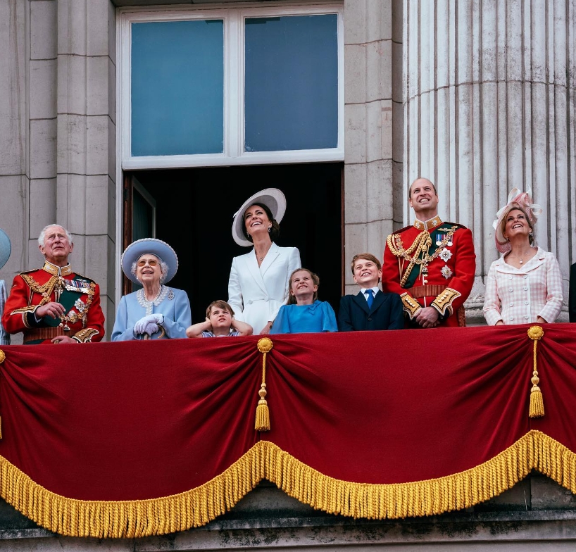 96歲的伊麗莎白二世（Queen Elizabeth II）今天與王室成員一同在白金漢宮（Buckingham Palace）陽台露面。 圖/取自Duke and Duchess of Cambridge IG