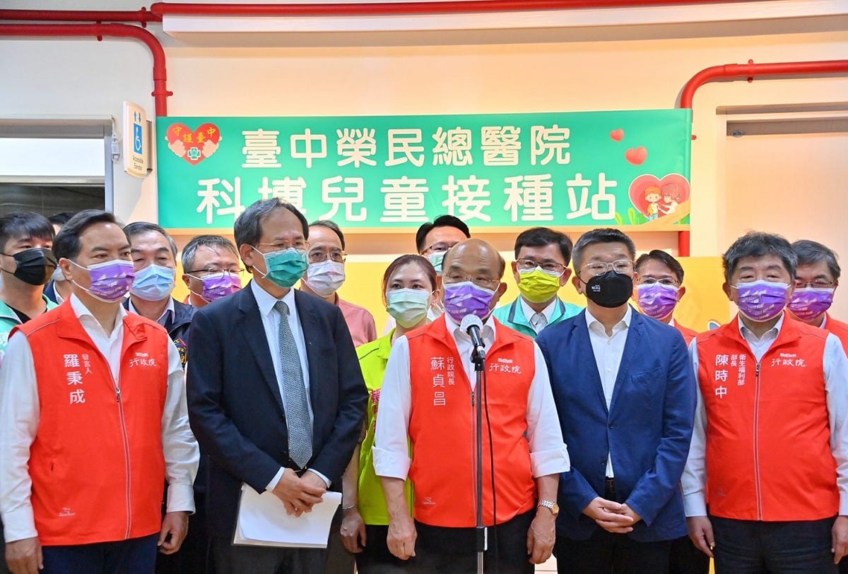 行政院長蘇貞昌3日視察台中市大型兒童疫苗接種站 圖：行政院／提供
