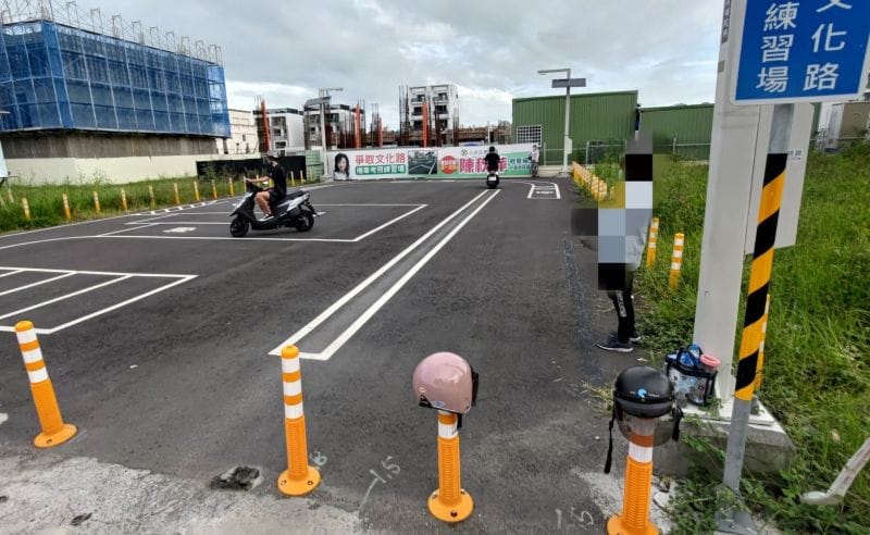 ▲女子於機車練習場不慎撞柱子受傷。（圖／黃肇輝FB）