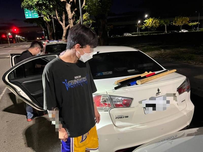 ▲高雄市前金區瑞源路與南台橫路口，今（3）日凌晨1點多當街上演街頭鬥毆，4人持球棒痛打一位黃姓男子，衝突起因是網路口角。（圖／翻攝畫面）