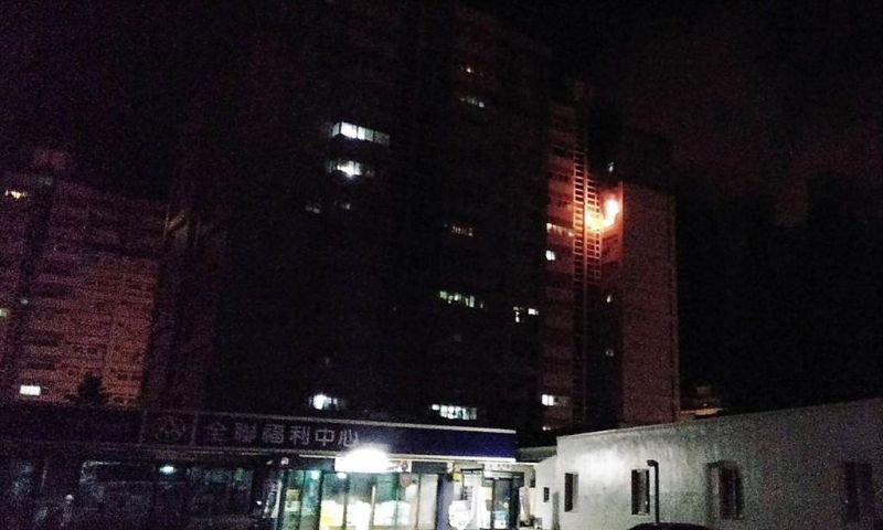 ▲澎湖最大的集合式住宅區龍行新城，今（3）日凌晨2點54分左右發生一起火警，一位92歲老翁逃生不及，不幸命喪火場。（圖／翻攝畫面）