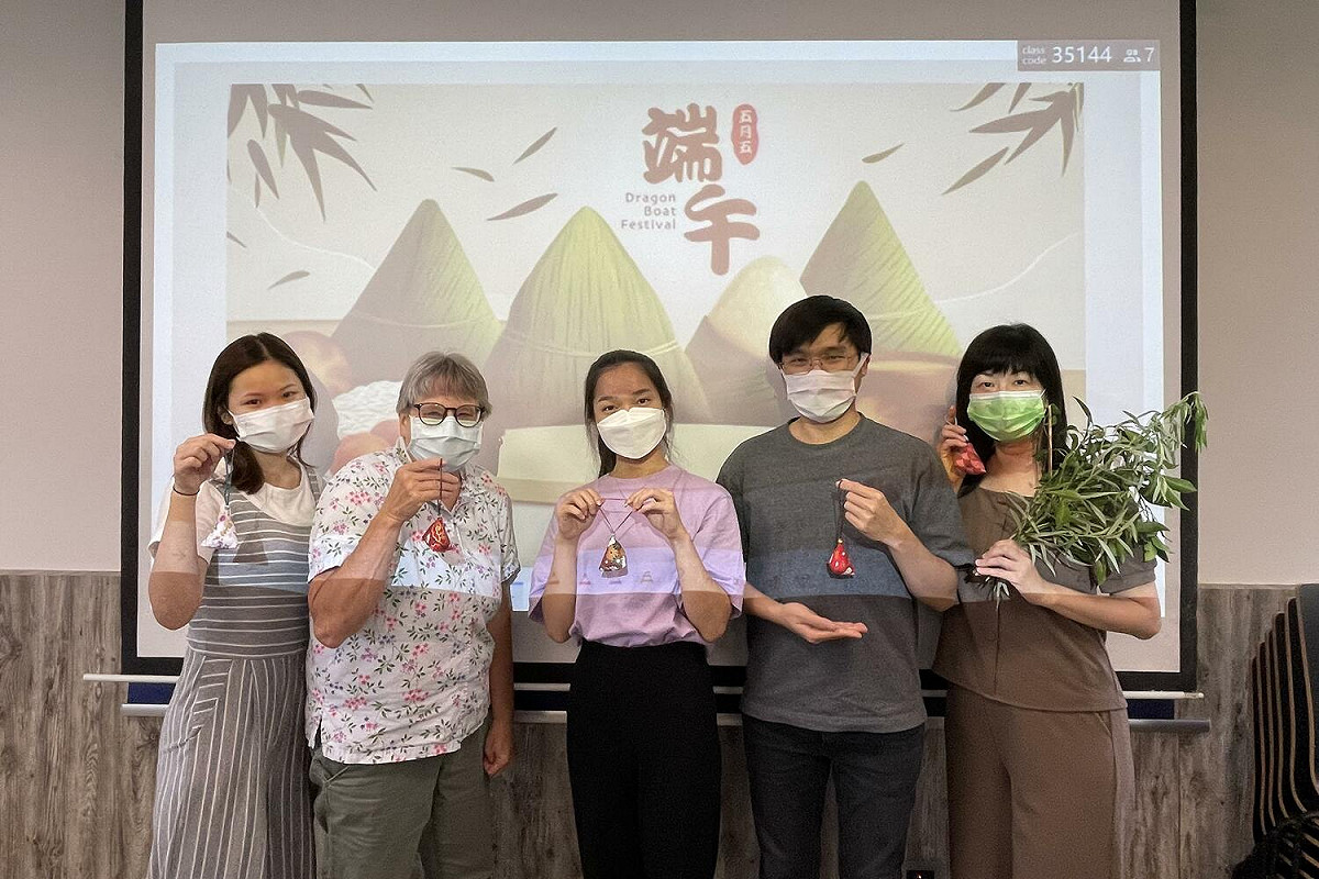 弘光科大華語文中心端午節邀外籍學生包粽子、做香包。 圖：弘光科大/提供