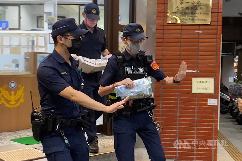 基隆市獨居張姓老翁去世後，親友3日整理遺物意外發現上千顆子彈，隨即送往派出所。警方表示，這批子彈外觀完整，將報請基隆地方檢察署偵辦，證物另送有關單位檢驗鑑定。（翻攝照片）