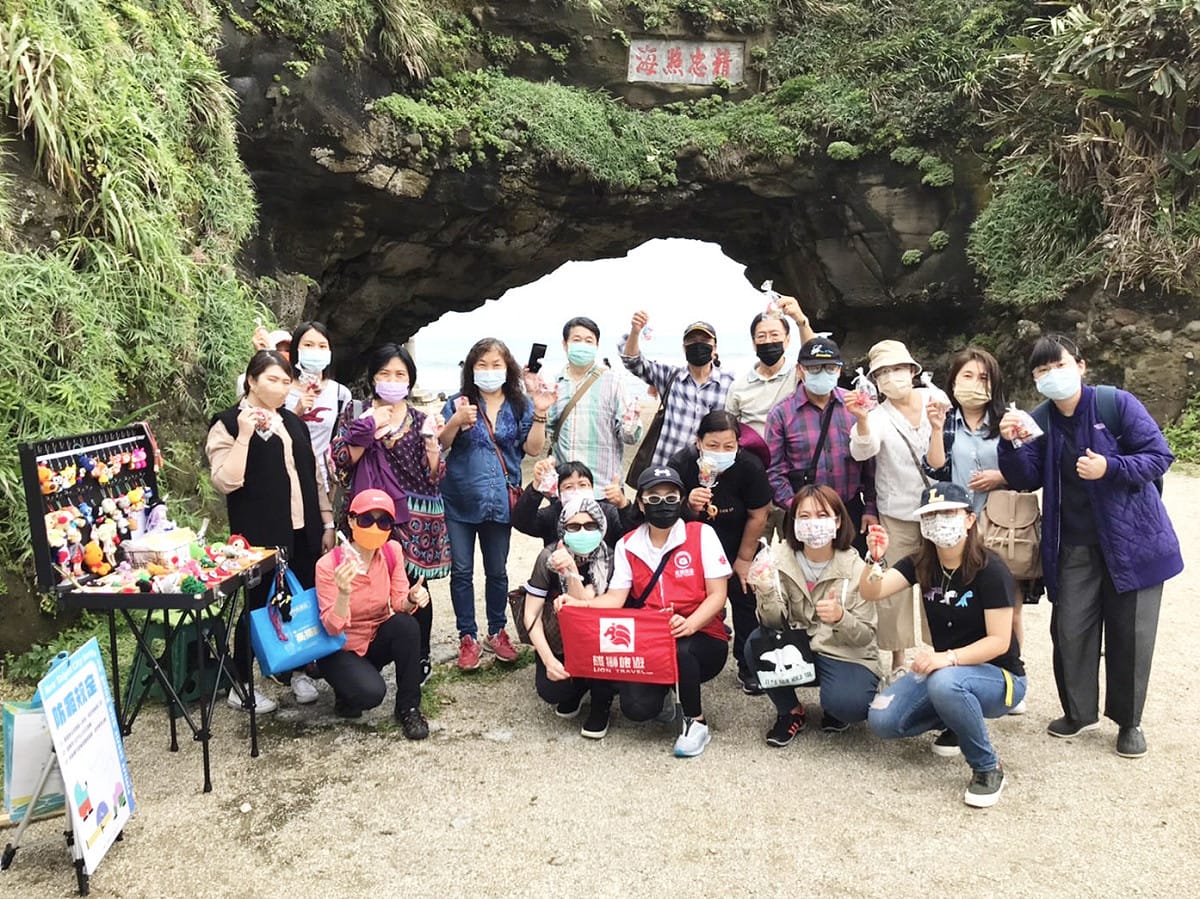 文化局今年首創和旅遊業結合，媒合街頭藝人赴觀光景點展演，透過領隊介紹展演者特色，讓遊客近距離感受街頭藝人的魅力。 圖：新北市文化局提供