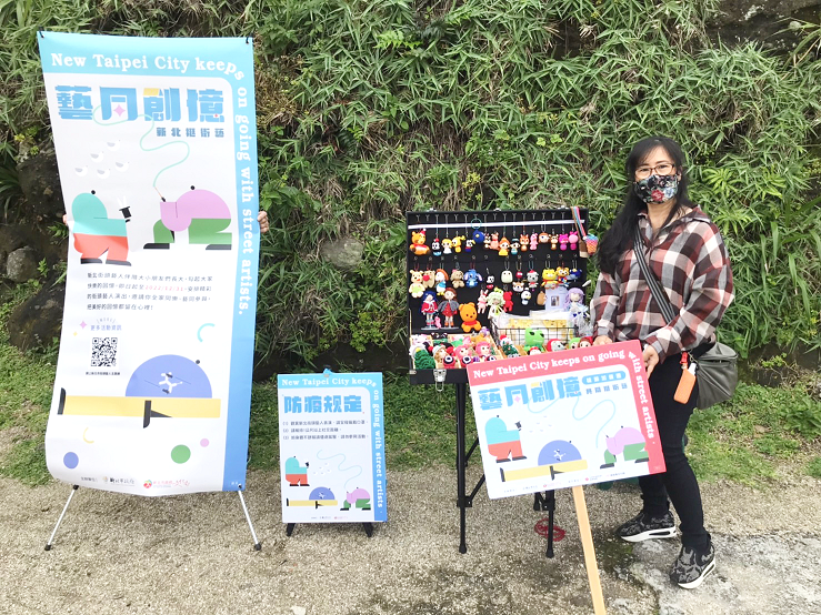 新北市文化局媒合工藝藝術類街頭藝人張麗淳赴觀光景點石門洞，展現毛線編織即興創作布花創作。 圖：新北市文化局提供