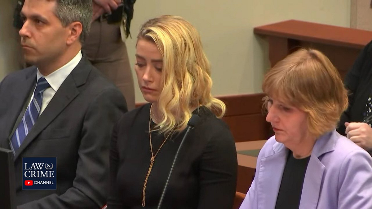 強尼戴普( Johnny Depp )的前妻安珀赫德( Amber Heard,中 )被判決有罪，須賠償強尼戴普1500萬元。 圖:翻攝自推特Cathy Russon (@cathyrusson)