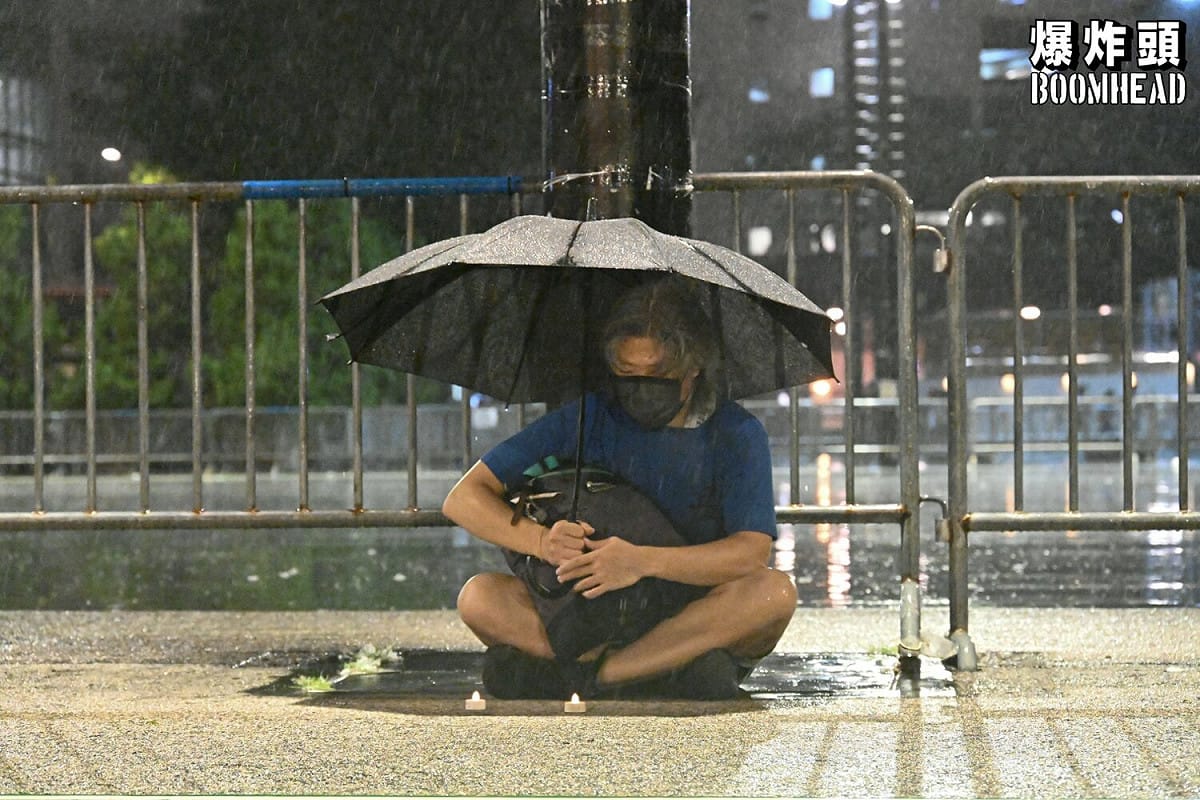 香港維園昨有市民雨中靜坐。 圖:翻攝自臉書粉專「爆炸頭」