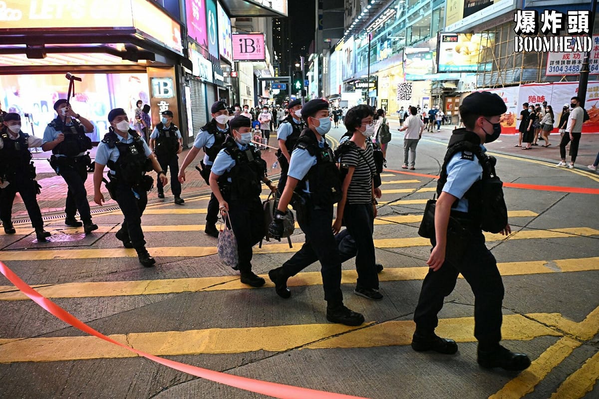 藝術家陳美彤(右2)因「公眾地方行為不檢」被警方拘捕。 圖:翻攝自臉書粉專「爆炸頭」