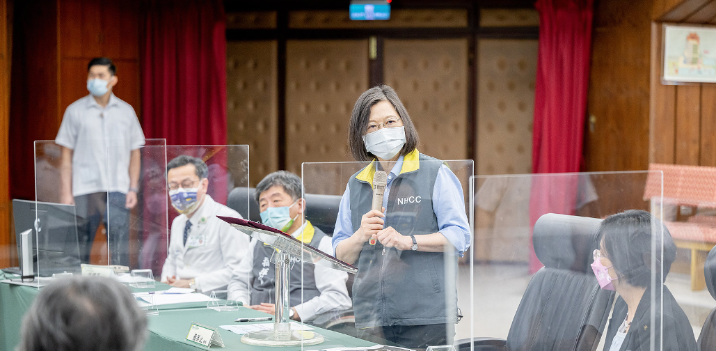 蔡英文在陳時中、王惠美等人陪同下，赴彰化基督教醫院。 圖：總統府提供