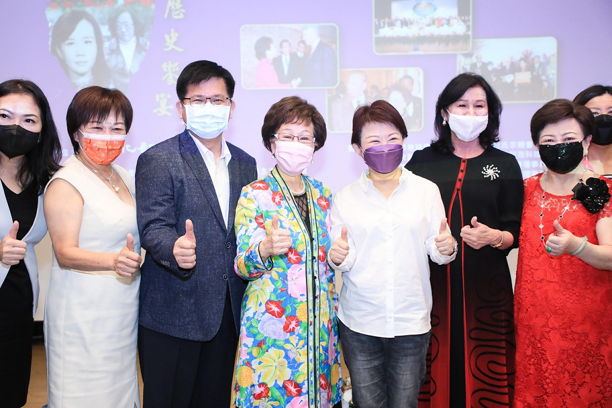 新女性50年巡迴展到台中，前後任台中市長林佳龍、盧秀燕都參加開幕式。 台中市政府/提供