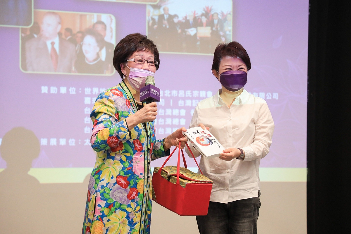 盧秀燕感謝呂前副總統為女權奉獻。 台中市政府/提供