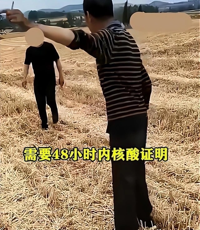 當地村支書到場索要48小時核酸，否則禁止收割。麥農直呼無理，並與該官員對峙。 圖：擷自微博