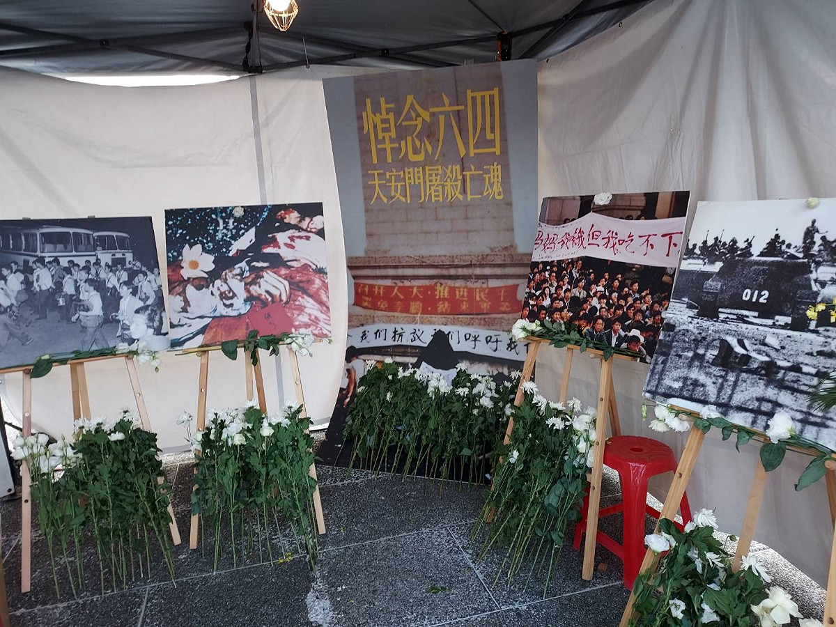現場布置哀悼亭，讓民眾進行追悼、獻花。 圖:陳佩君/攝