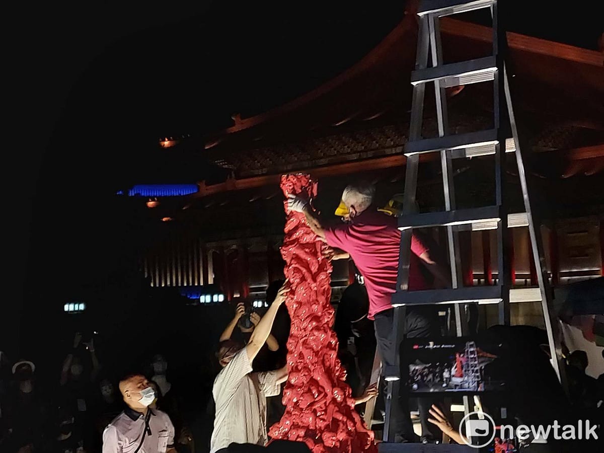 去年香港大學紀念六四事件遭拆毀的恥辱柱(國殤之柱)，現場以3D列印方式在晚會重現。 圖：陳佩君/攝