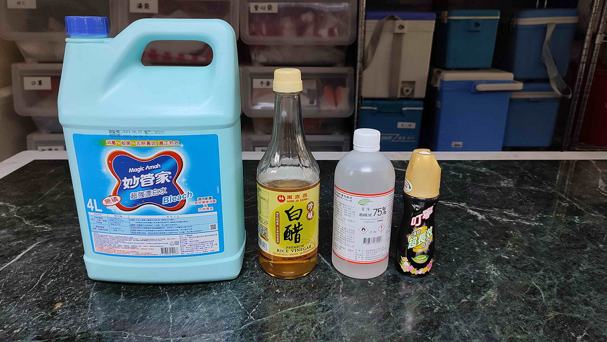 家庭常用稀釋漂白水、酒精、醋酸、橙油等溶液，以擦拭及塗抹方式在地板、家俱表面上可殺死禽蟎。 圖：新北市動保處提供